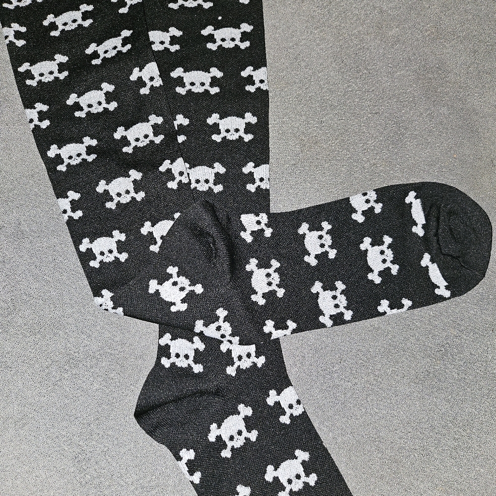 Skull knee-high socks